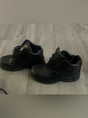 Men's All-Black High-Top Athletic Nike boots
